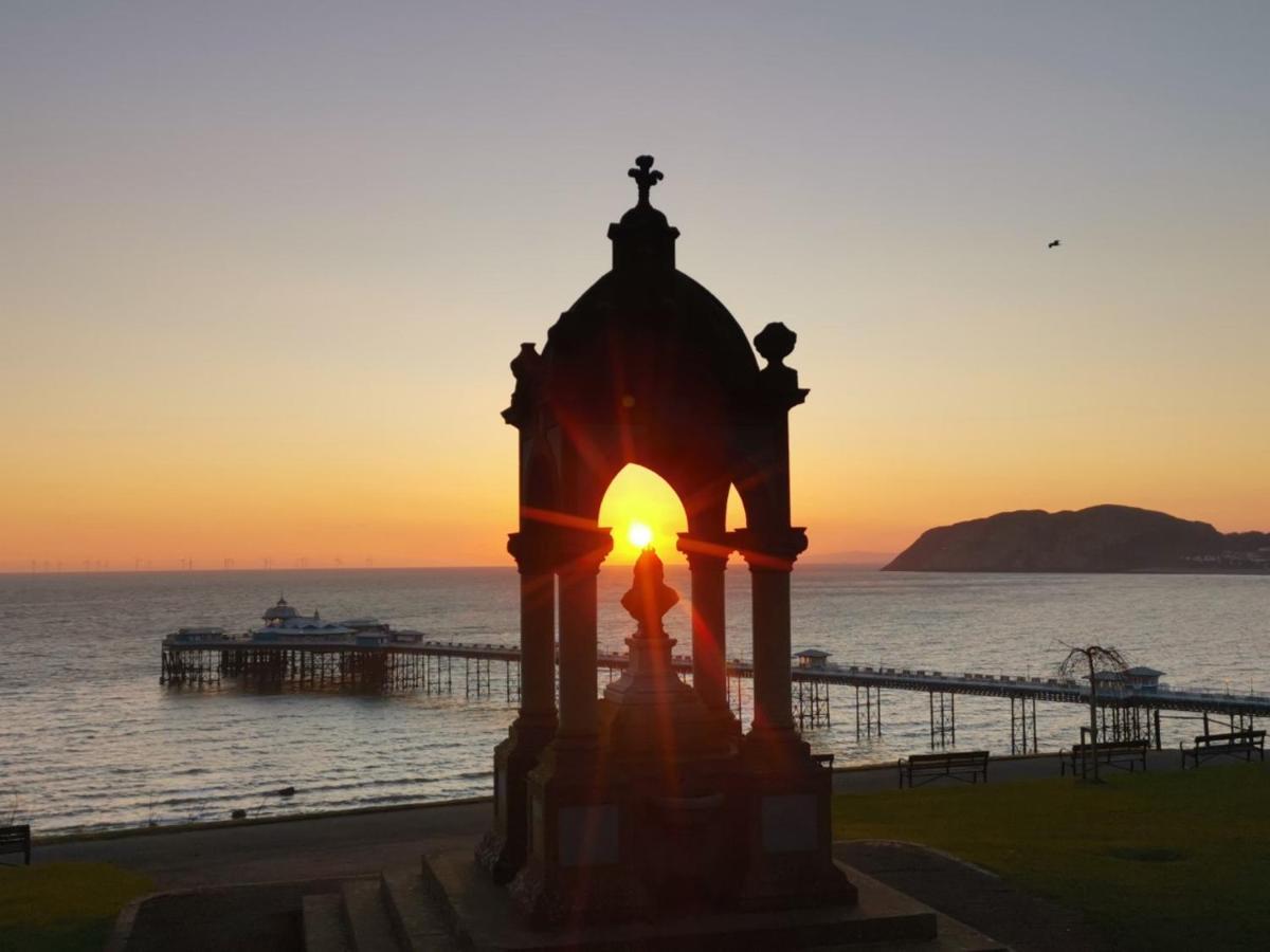 Bron Orme Private Hotel Лландидно Экстерьер фото