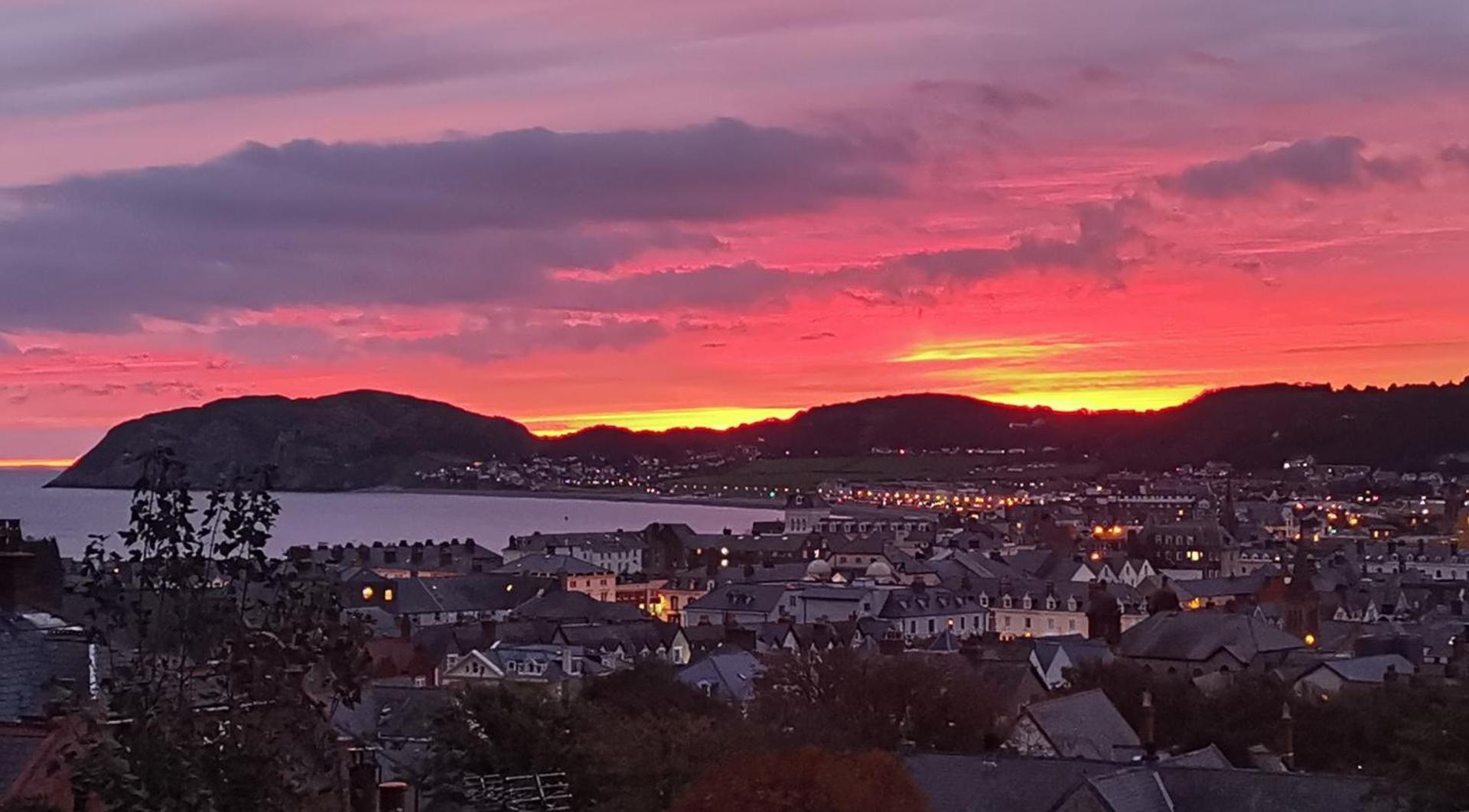 Bron Orme Private Hotel Лландидно Экстерьер фото